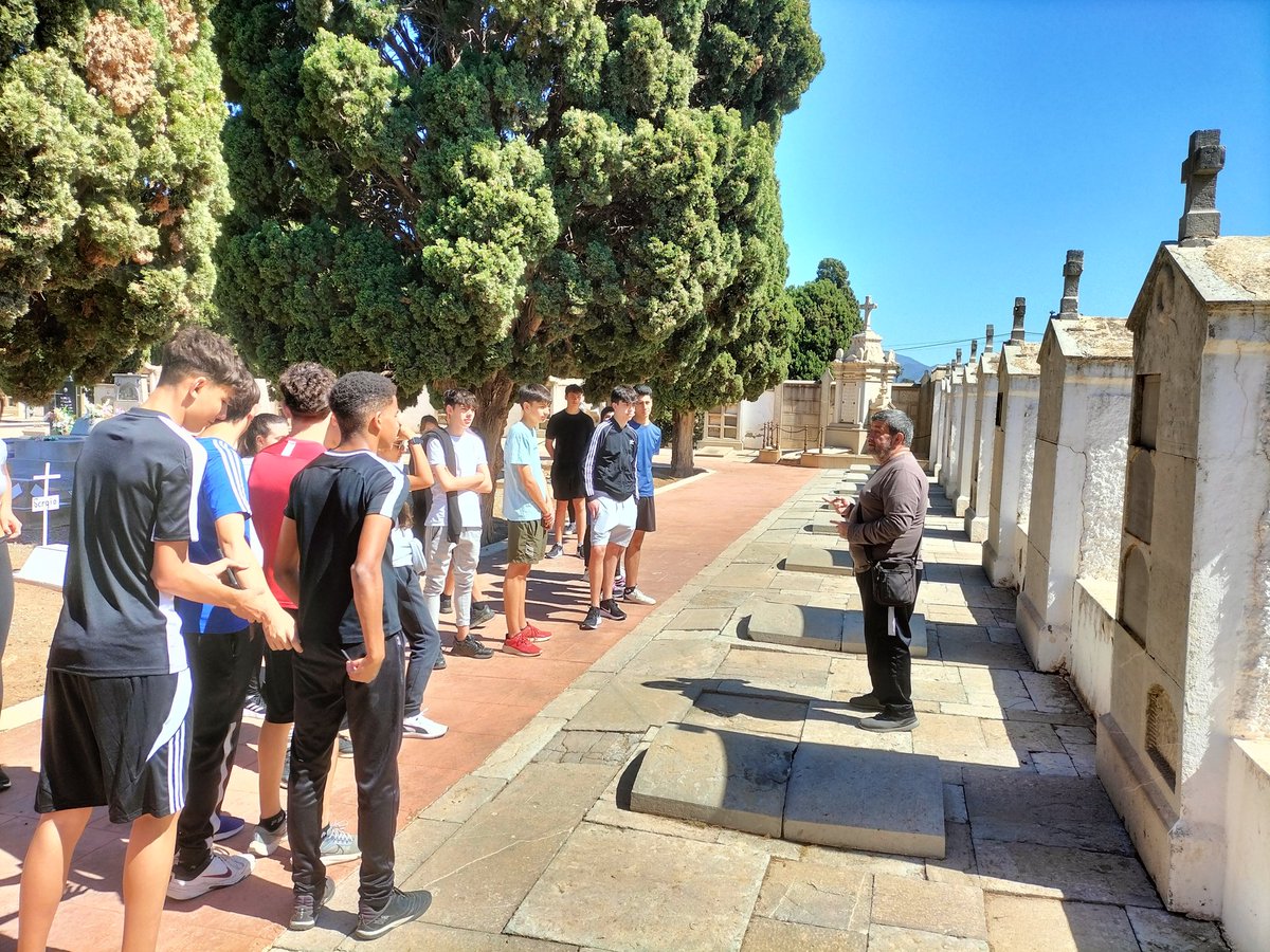 Hoy alumnos de 4to de ESO del @iesbovalar han visitado el cementerio de #castellon donde se encuentran las fosas de más de 900 represaliados de la Guerra Civil. La #MemoriaHistórica junto a la #MemoriaDemocrática son saberes imprescindibles para conocer la #MemoriaDelSilencio