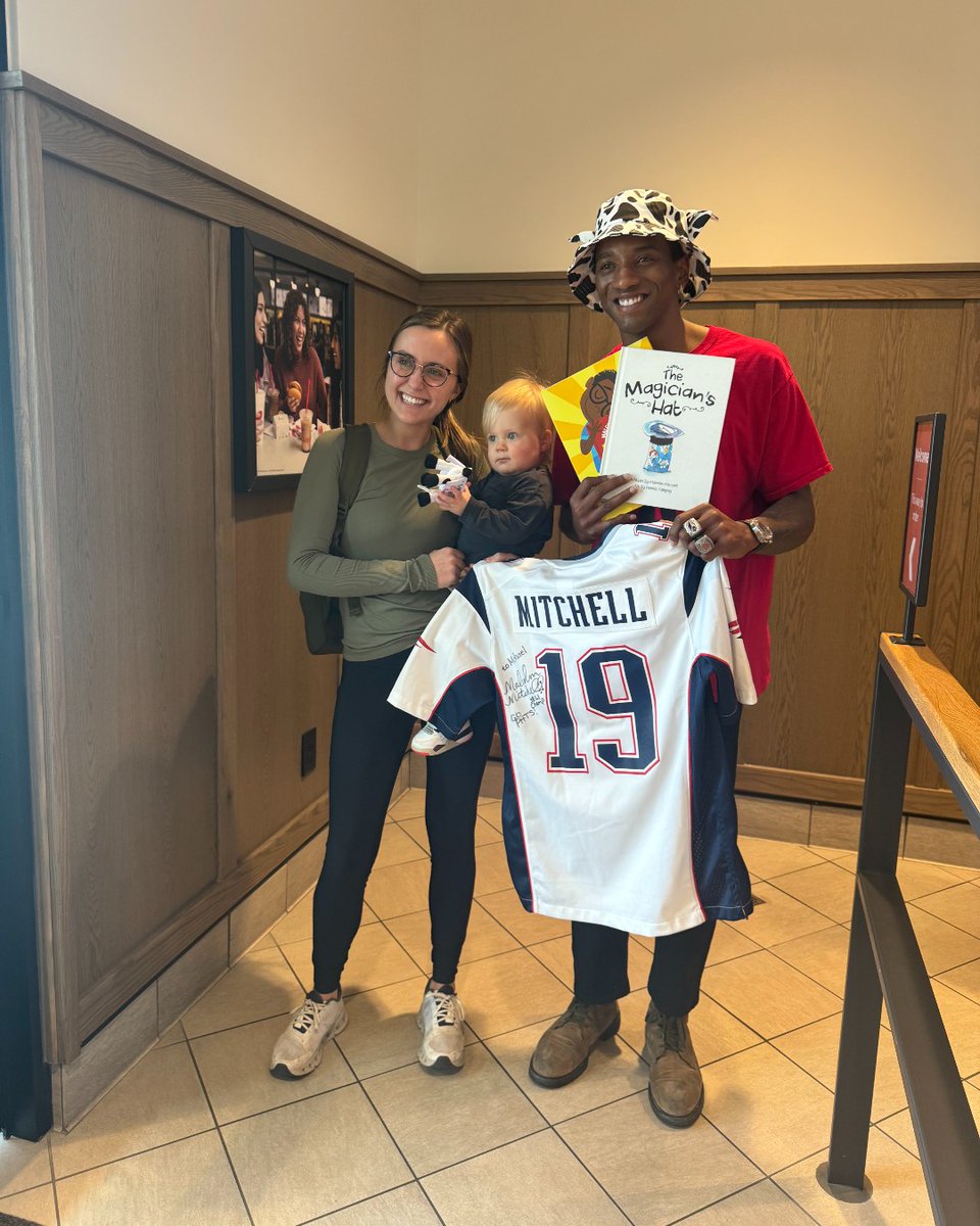 Earlier this week, Malcolm had the opportunity to hand out books to Chick-Fil-A customers! 🐄 At the event, we were able to express the importance of literacy and reading to while sharing more about the Share the Magic’s mission to inspire kids to read.