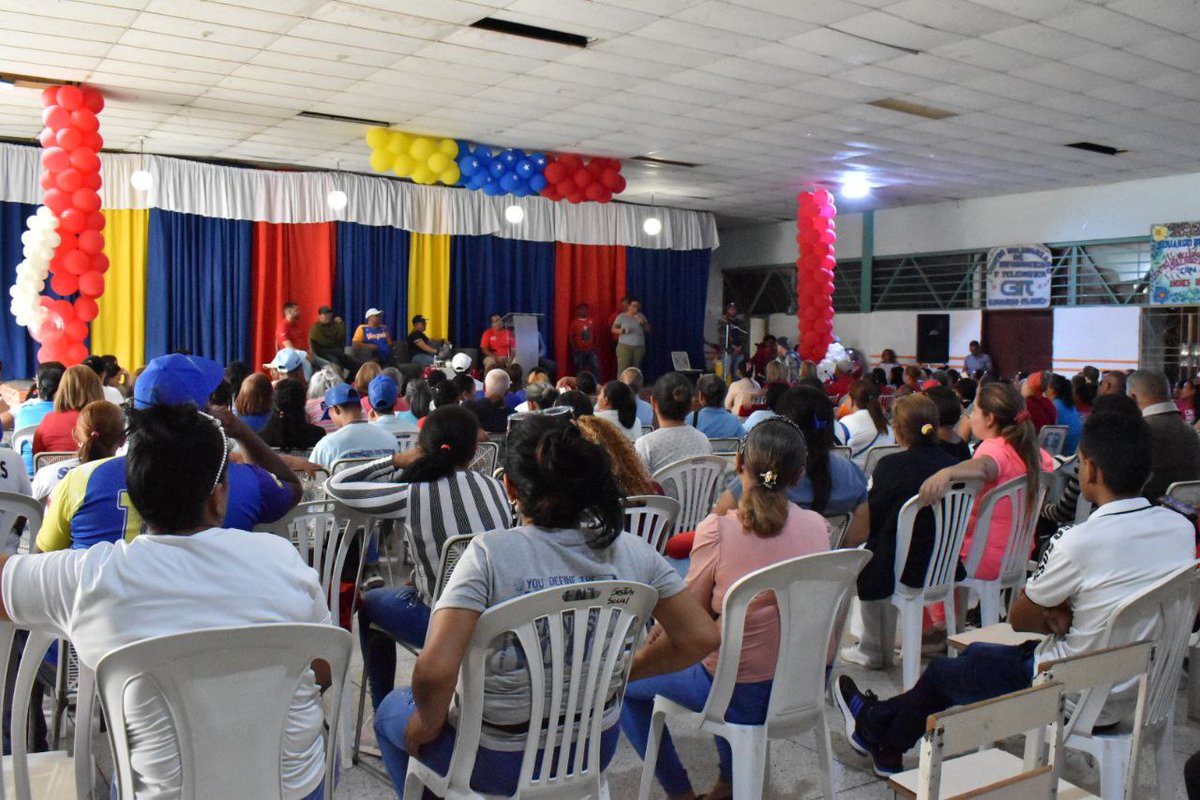 #18Abr | Acompañé a la Vicepresidenta de Misiones y Grandes Misiones del @PartidoPSUV Erika Farías desde el municipio Morán donde sostuvimos encuentro con líderes y lideresas para fortalecer las estructuras de la vicepresidencia. #Venezuela @NicolasMaduro @AdolfoP_Oficial