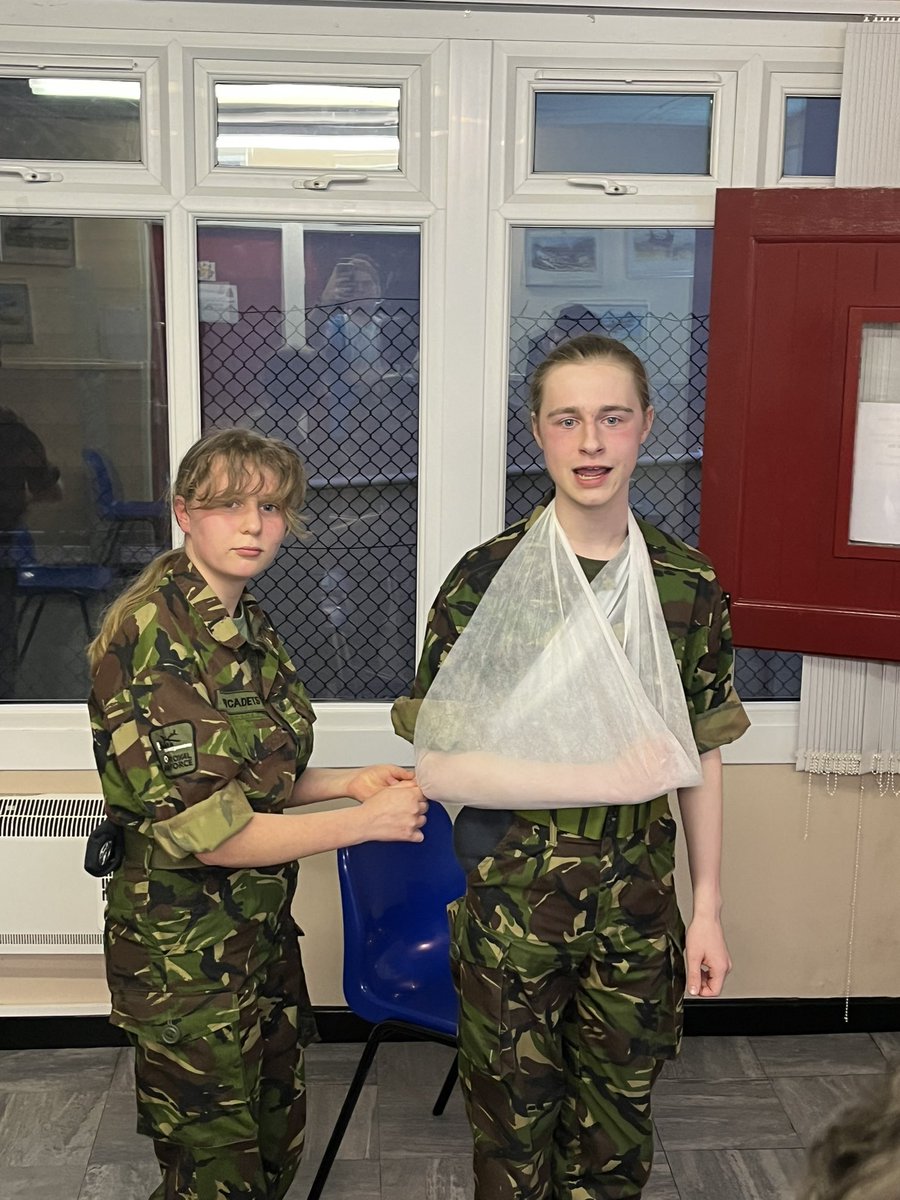 2475Sqn's tweet photo. Tonight our cadets recapped the management of Fractures, Sprains &amp; Strains before enjoying a first aid quiz to test their knowledge 🩹 https://t.co/roI9QmlF1z
