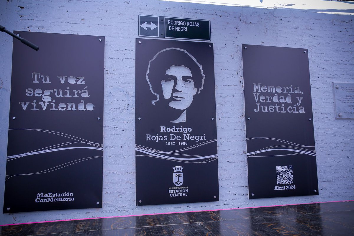 Calle de Estación Central se llama ahora Rodrigo Rojas De Negri 🌹 En homenaje al joven fotógrafo de 19 asesinado en dictadura, el ministro @LuisCorderoVega acompañó al alcalde de @muniecentral, Felipe Muñoz, y a Verónica De Negri en cambio de señalética.