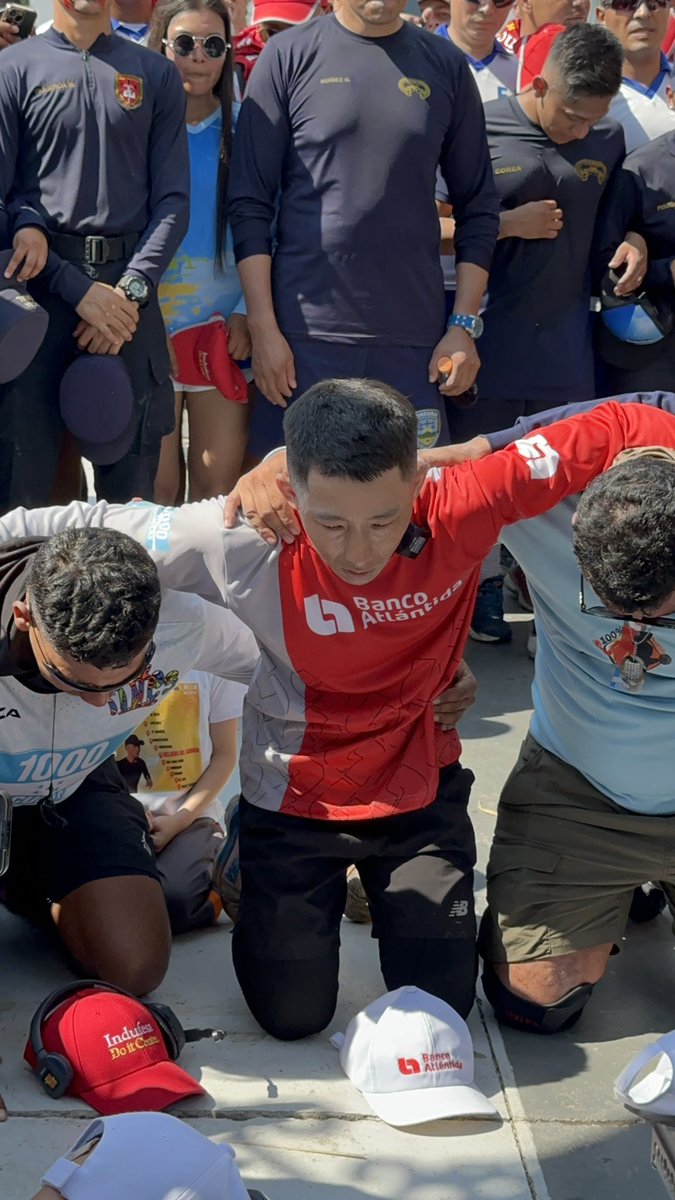 HondurasRosales's tweet photo. #URGENTE -🚨 ÚLTIMA HORA 🚨
¡Si Se Pudo! Shin Fujiyama culmina su reto de correr 250 kilómetros a favor de los niños y niñas de la Escuela Experimental de la Universidad Nacional Autónoma de Honduras (UNAH), en Tegucigalpa.
#NoticiasRosales https://t.co/zC7O2rXAAE