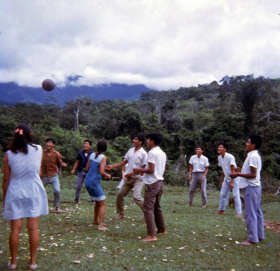 Reivindicamos a la población local y sus costumbres - algunas vigentes, otras transformadas-, sus luchas diarias y también sus expresiones artísticas. Aprovechamos este viaje para rebuscar vínculos entre la U y la tan extensa amazonía. 📸Tarapoto Antiguo (Facebook)