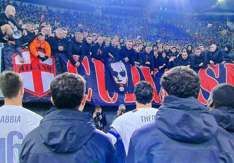 🚨😳 The Milan players had to face their ultras (Curva Sud) after being knocked out by Roma! They face Inter & Juventus next, so very tense times. They also chanted 'grow some balls' to Pioli's squad. 🇮🇹🔴