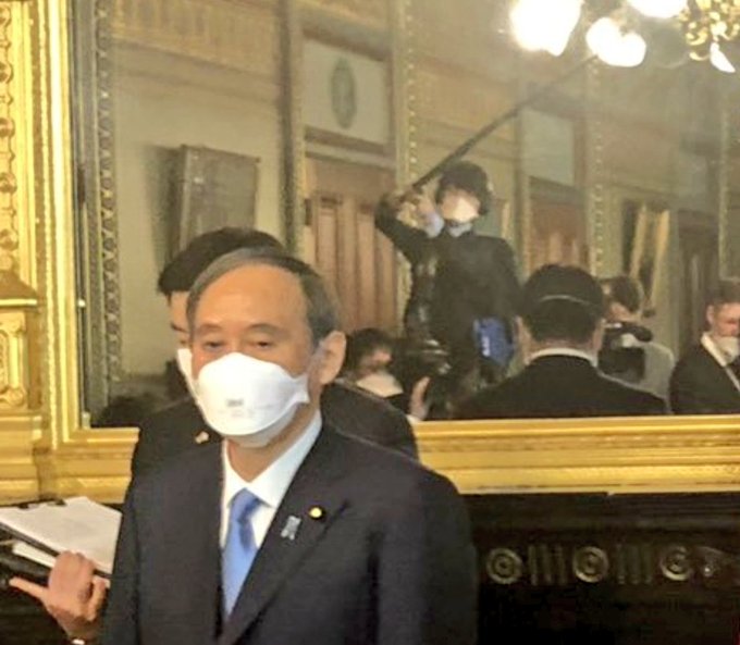 IZUJIN2's tweet photo. もう1人、米国には行っていない人物です
後ろの鏡に映らないスガ
映っているのは隣りにいる人の後部姿だけ https://t.co/qTpb64FBnG