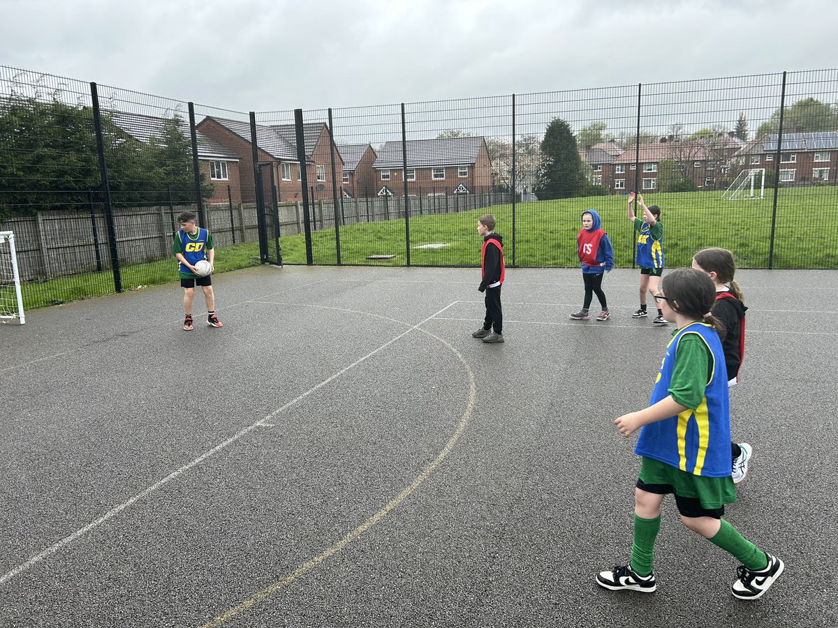 Good fun in the rain tonight as we teamed up with our @TrustVictorious friends to play some netball! Really enjoyed getting to grips with the rules! @tamesidessp @poplarsport @inspire_pe