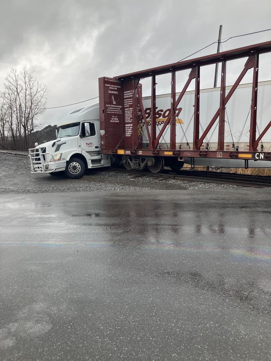 Drive safe!📍Montreal CPKC Yard
.
#cpkc #train #montreal #quebec #trucking #truckdriver #canada #cdl #cdldriver #roadsafety #trucker #montréal