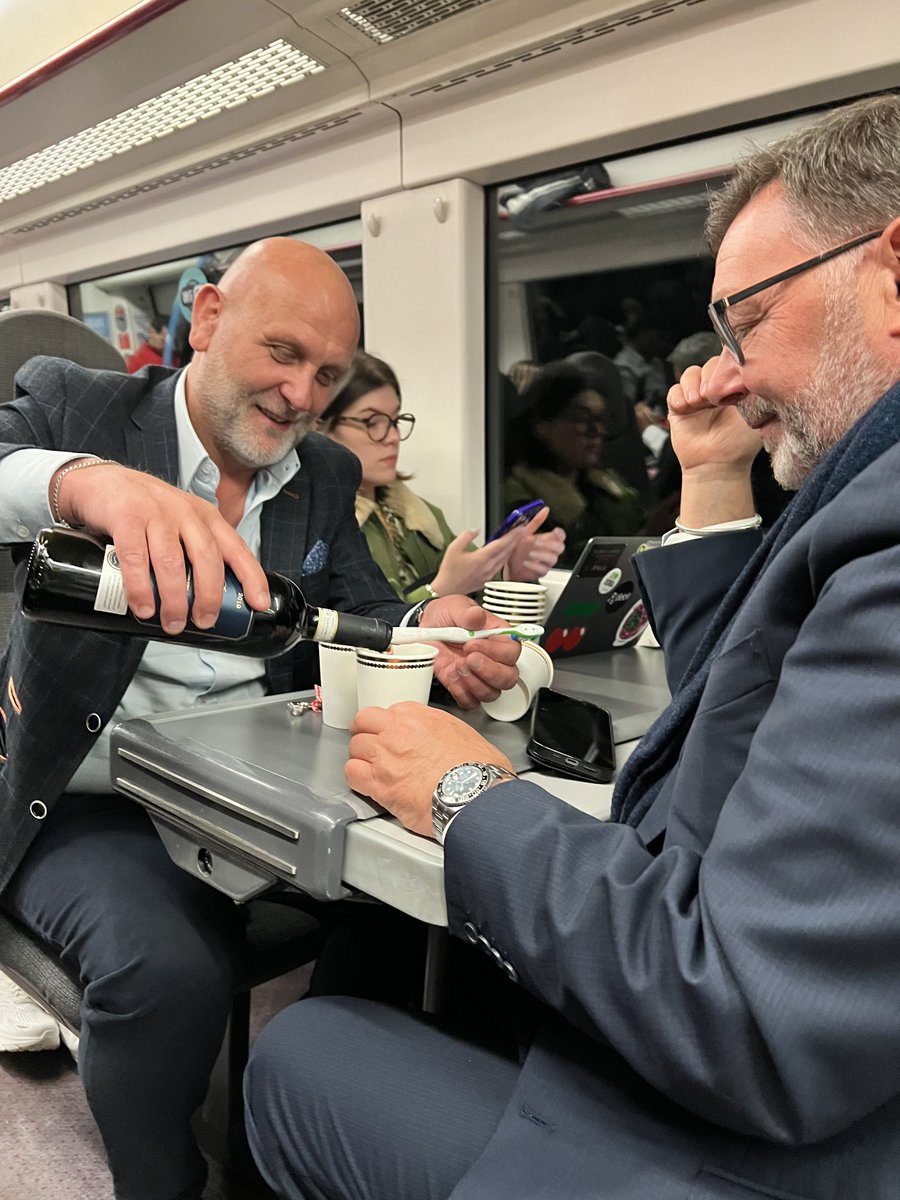 When I get old, I want to be like these two old Englishmen on the train next to us successfully finding a way to open a wine bottle with a tooth brush at 11pm 😂🏴󠁧󠁢󠁥󠁮󠁧󠁿