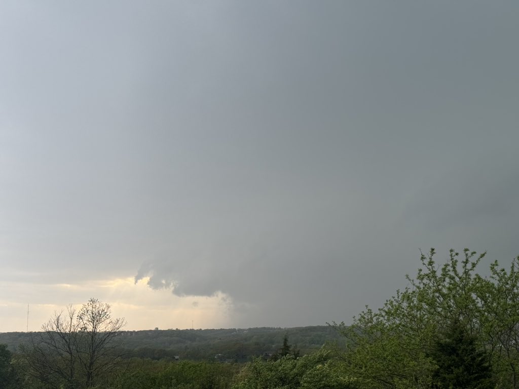 Wall cloud developing west of Rolla, Mo #mowx