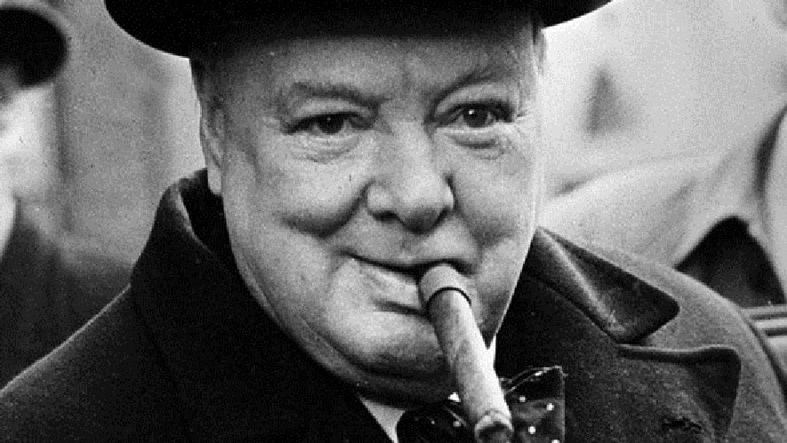 Churchill entre dans les toilettes de la Chambre des communes et, voyant Clement Attlee, se place à l’autre bout de la pièce. Celui-ci demande : - Alors Winston, on prend ses distances ? - Je n’ai pas le choix : chaque fois que tu vois quelque chose de gros, tu le nationalises.