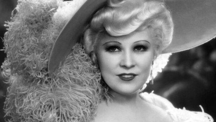 Hedda Hopper demande à Mae West : - Où as-tu appris autant de choses sur les hommes ? - Aux cours du soir...