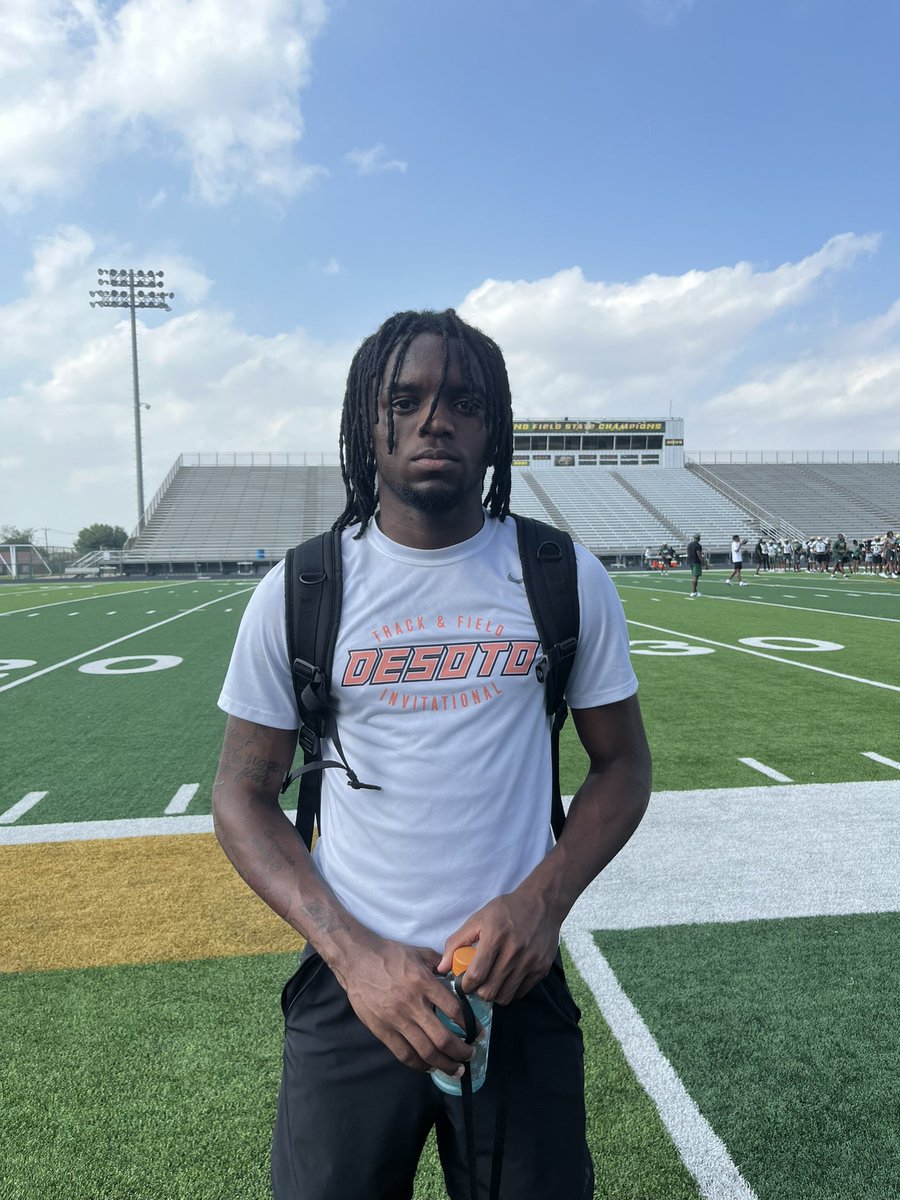 2025 4⭐️ WR Daylon Singleton is hoping for another big year @FootballDesoto The SMU commit ranks 16th on @SportsDayHS top 100 recruits in the Class of ‘25 list. He’s heading to regionals in track for the 200 meter, with his fastest time being 21.1.