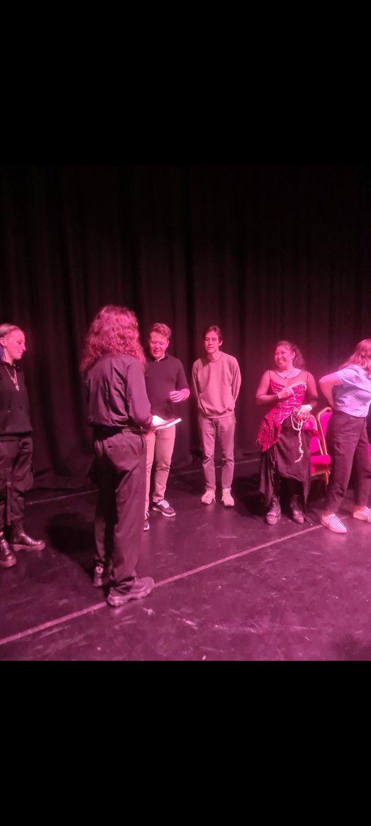 Benights2016's tweet photo. Meeting the @dimension20show cast was amazing, such lovely people who were so kind and happily joked around about about my home game, made my year 💜

The shock I put in my friends when I showed them my DMG and they thought I'd met @matthewmercer as well though... priceless. https://t.co/aRvR13g43i