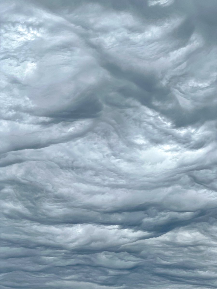 I know vertical pics aren’t preferred ~ but how could I not?? Look at these #asperitas clouds over Barry County this evening! Hubba hubba!! #wmiwx #miwx