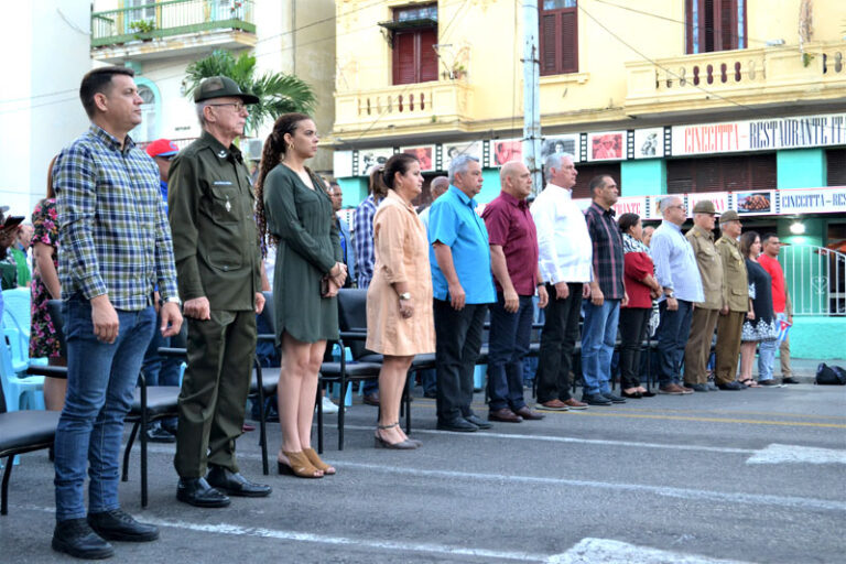 El pueblo de la capital, antes de irse este martes a las fábricas, escuelas y talleres, rindió tributo a los caídos en Girón, a los milicianos, y ratificó el carácter socialista de la Revolución en la histórica esquina de 23 y 12 👉 acortar.link/Kjc4G7 #UnidosXCuba