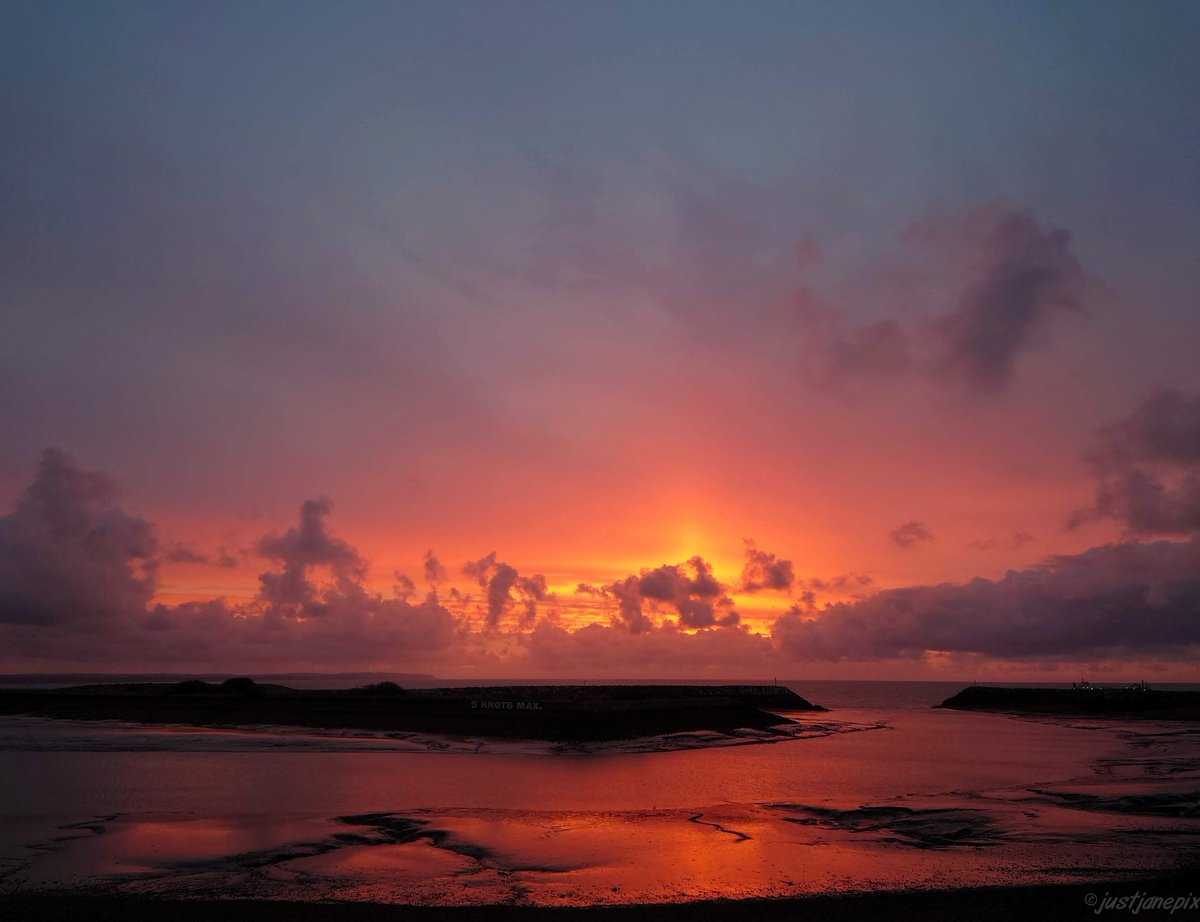 Fire in the sky...
#Sussex #sunrise 
#ThePhotoHour #StormHour