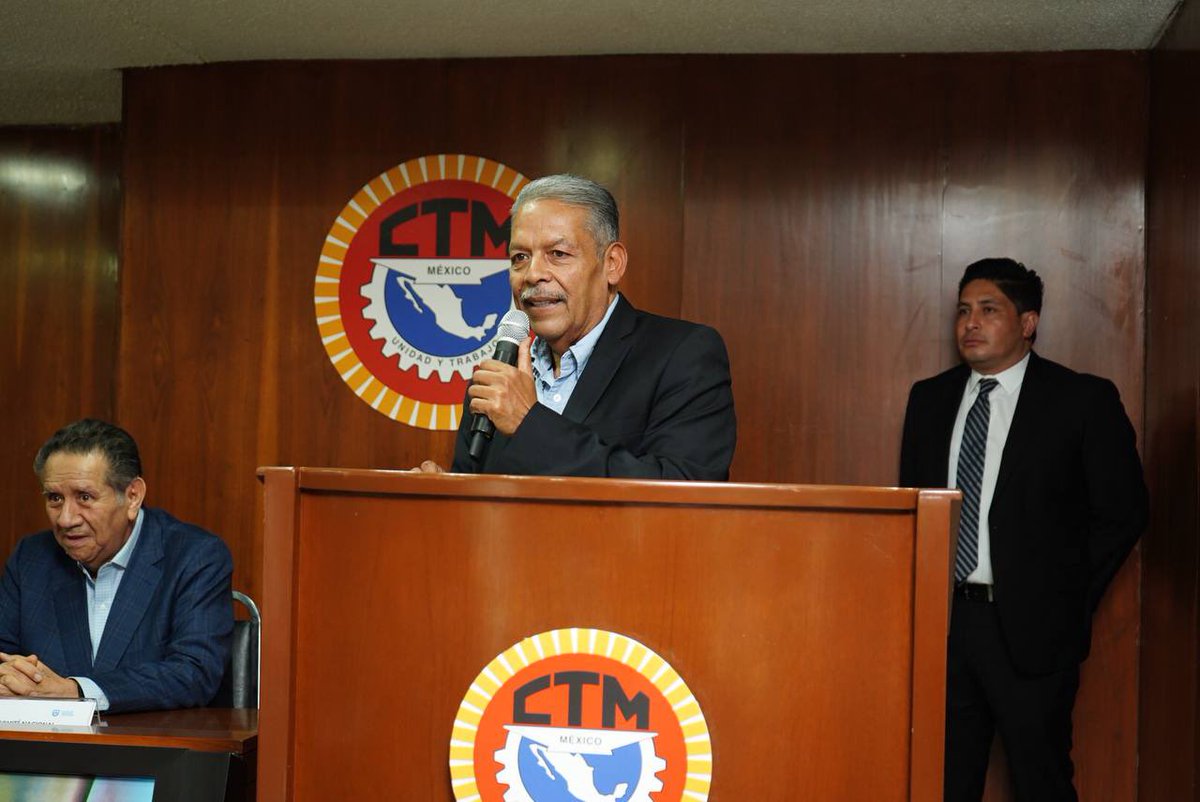 tereso_medina's tweet photo. Asistí junto a mi máximo líder, el Senador Don @CarlosAceves_ y a mis compañeros del Comité Nacional de la @CTM_MX, a la entrega de títulos a los estudiantes egresados del CSES CTM Cuernavaca, realizado en nuestra sede nacional, donde tuve el gusto de compartir un mensaje reconociendo y celebrando su éxito académico.