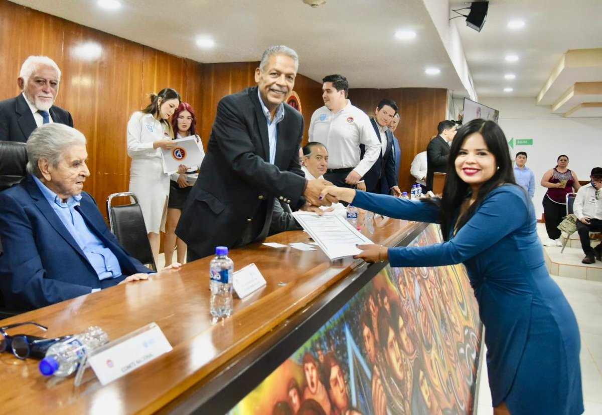 tereso_medina's tweet photo. Asistí junto a mi máximo líder, el Senador Don @CarlosAceves_ y a mis compañeros del Comité Nacional de la @CTM_MX, a la entrega de títulos a los estudiantes egresados del CSES CTM Cuernavaca, realizado en nuestra sede nacional, donde tuve el gusto de compartir un mensaje reconociendo y celebrando su éxito académico.