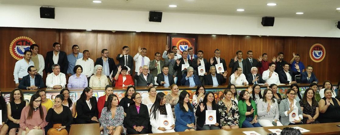 tereso_medina's tweet photo. Asistí junto a mi máximo líder, el Senador Don @CarlosAceves_ y a mis compañeros del Comité Nacional de la @CTM_MX, a la entrega de títulos a los estudiantes egresados del CSES CTM Cuernavaca, realizado en nuestra sede nacional, donde tuve el gusto de compartir un mensaje reconociendo y celebrando su éxito académico.