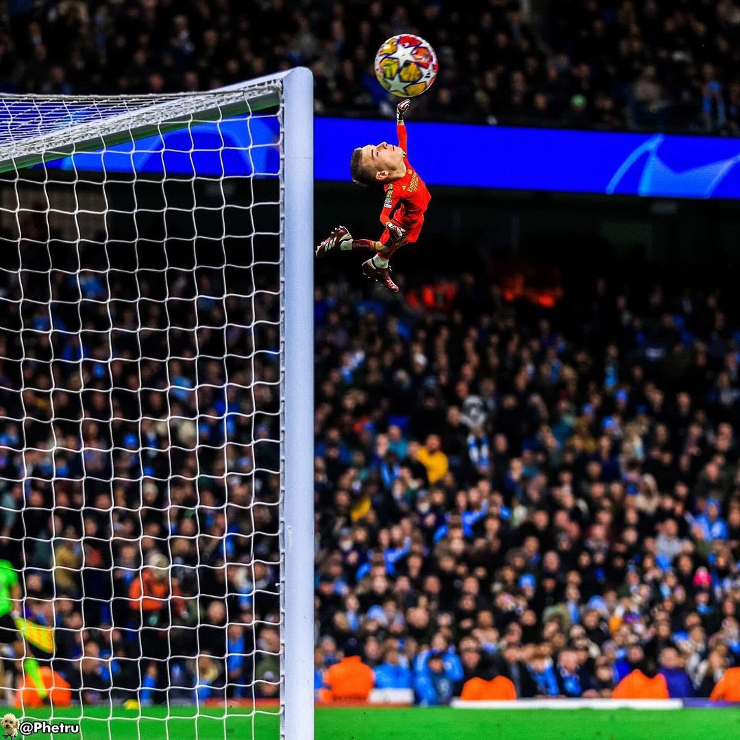 Te has cruzado con Andriy Lunin chiquitito de la suerte.

Dale RT para que siga haciendo histotia en el Real Madrid ✨🤍