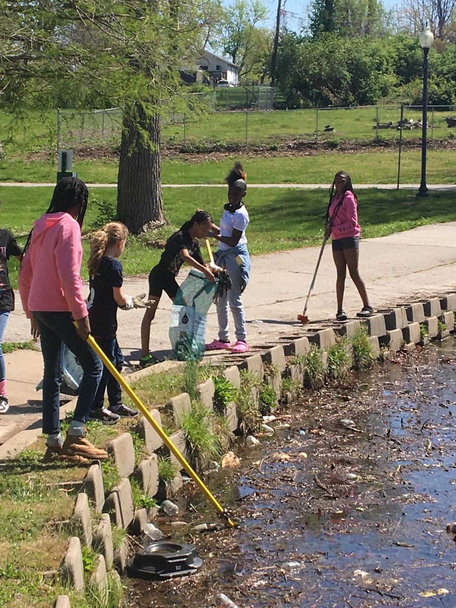 FergFlorSchools's tweet image. 🌟 Making a difference, one park at a time! 🌳🚮 Students from 7 schools in Ferguson-Florissant joined forces for the #ConfluenceTrashBash, led by Open Space Stl. Together, they tackled 13 parks and schools, bagging over 30 bags of trash and even larger items like car parts and…