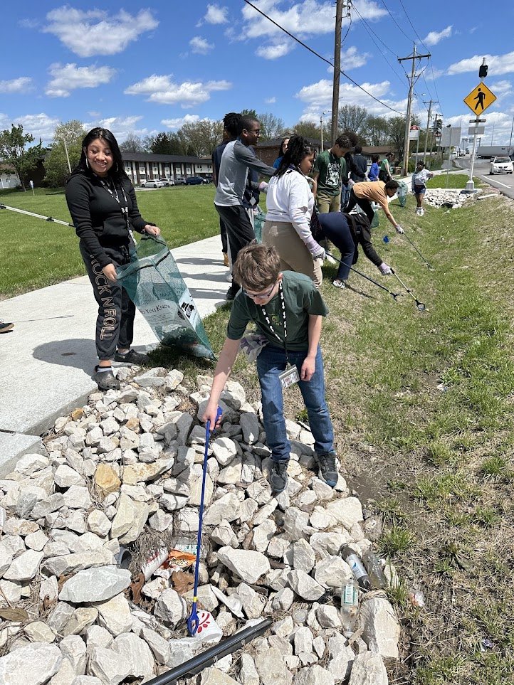 FergFlorSchools's tweet image. 🌟 Making a difference, one park at a time! 🌳🚮 Students from 7 schools in Ferguson-Florissant joined forces for the #ConfluenceTrashBash, led by Open Space Stl. Together, they tackled 13 parks and schools, bagging over 30 bags of trash and even larger items like car parts and…