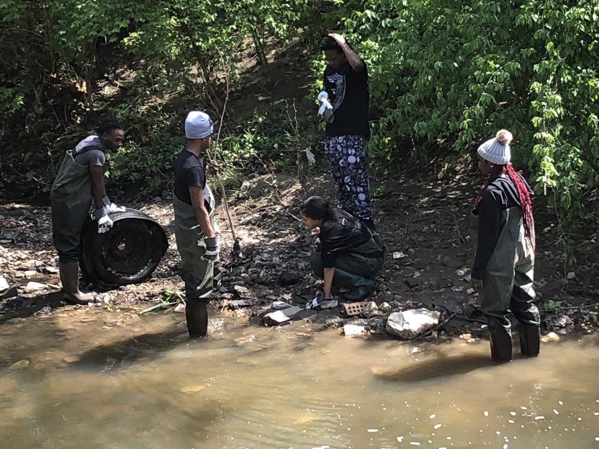FergFlorSchools's tweet image. 🌟 Making a difference, one park at a time! 🌳🚮 Students from 7 schools in Ferguson-Florissant joined forces for the #ConfluenceTrashBash, led by Open Space Stl. Together, they tackled 13 parks and schools, bagging over 30 bags of trash and even larger items like car parts and…