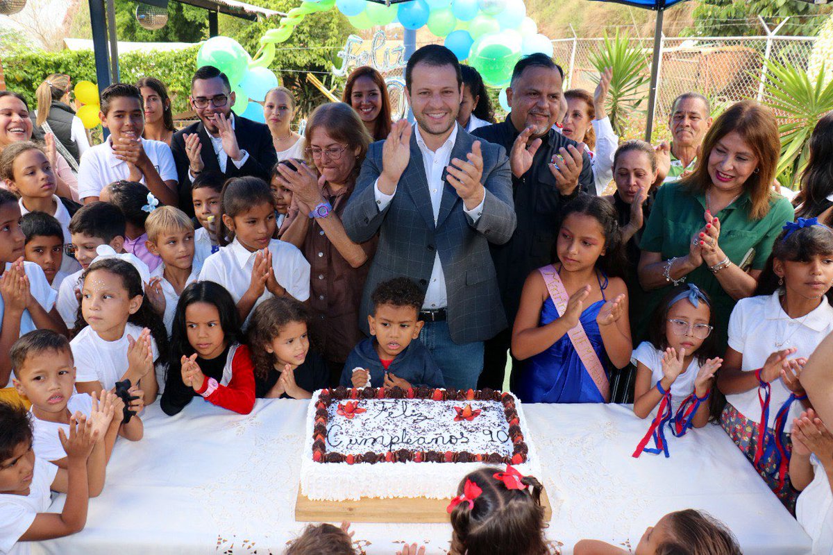 Con mucho cariño felicitamos a nuestra a U.E.M.R Pedro Camejo en su 90° aniversario, la primera escuela de #ElHatillo.

Cumplir 90 años no es fácil, por eso la festejamos por todo lo alto con actividades variadas, demostrando ser una escuela vanguardista, innovadora y con