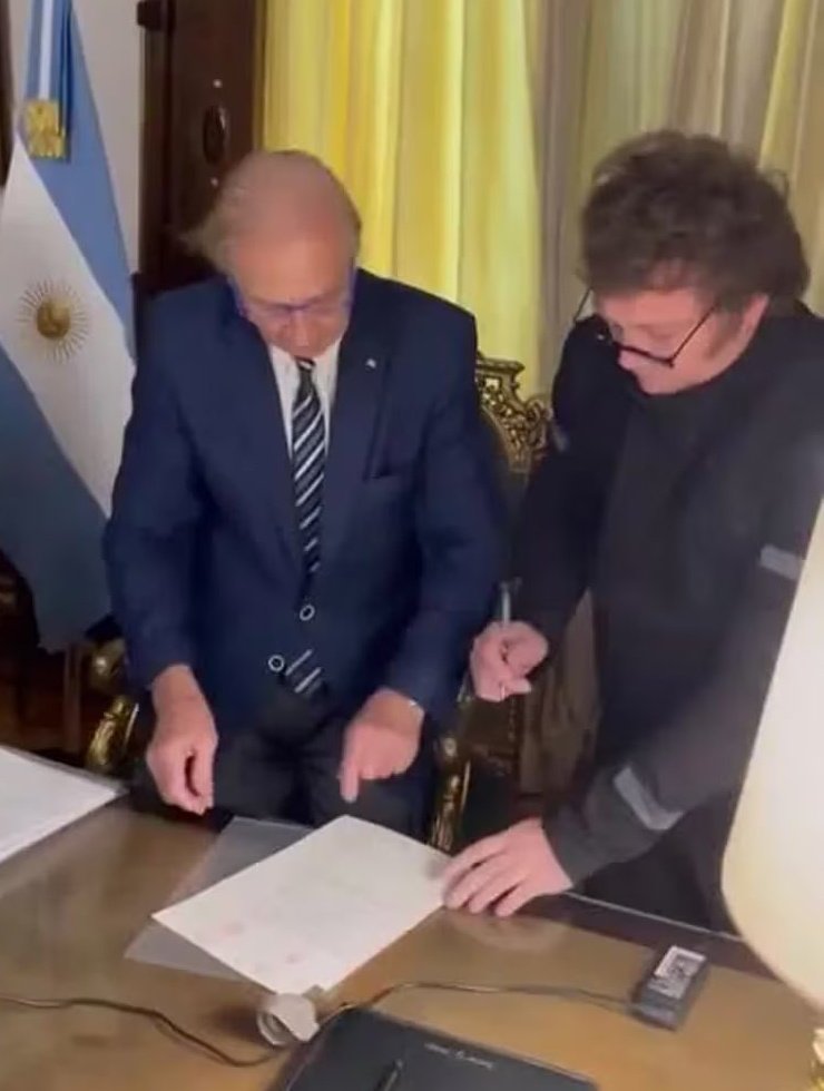 Trumperizar's tweet photo. - Milei sorteando su último sueldo para devolverlo al pueblo.

- Lousteau y toda la casta levantando la mano para robarle al pueblo.

Estamos del lado correcto🦁 https://t.co/3mD6RvvMGO