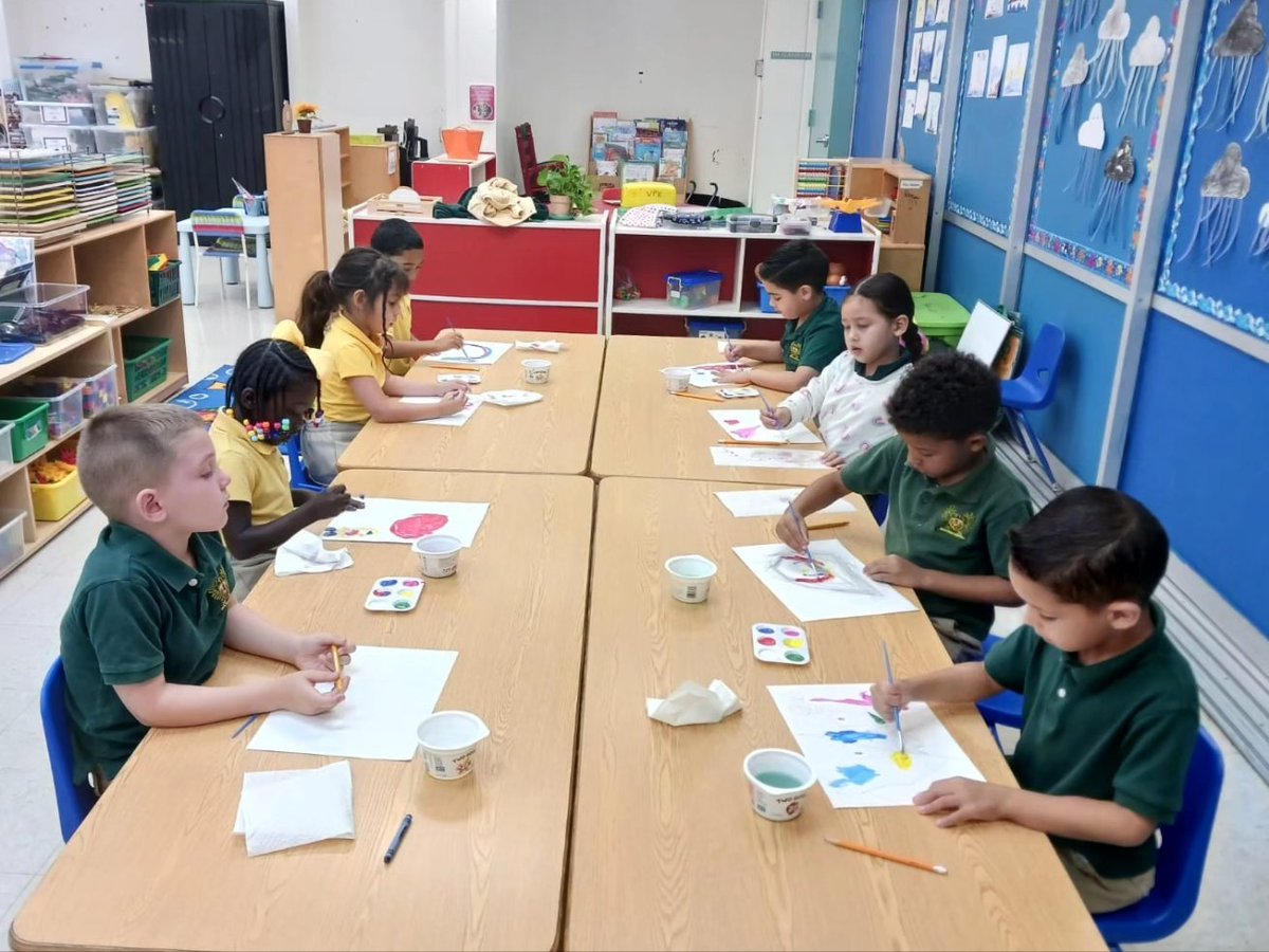 Celebrating Early Childhood Week – Artsy Thursday 😀 After watching a video on Pablo Picasso, our little artists painted their own masterpieces 🎨 #ecw2024, #WhereLearningBegins #YourBestChoiceMDCPS #yourbestchoicegloriafloydelementary @MDCPS_OECP @LDIAZ_CAO