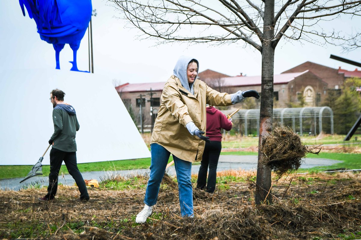 Yesterday, @generalmills kicked off their Global Volunteer Week at the Minneapolis Sculpture Garden, where volunteers helped spruce up their spring garden. Thank you for joining us on a wet morning and helping our friends at Minneapolis Park and Recreation Board! #gstandsforgood