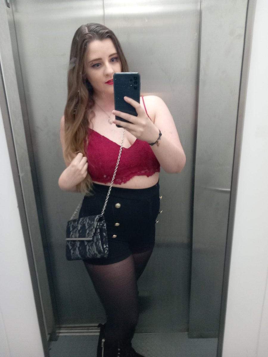 Went out for drinkies tonight! 🥂✨️
#drinkswithfriends #outfitoftheday #offout #brunettemodel #gamergirl