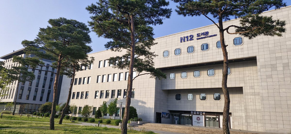 kwan_suk's tweet photo. 충북대학교의 도서관 건믈 디자인은 꽤 괜찮다.  건물안의 시설도 아주 좋은편이다. https://t.co/xvc7G2E6Uc