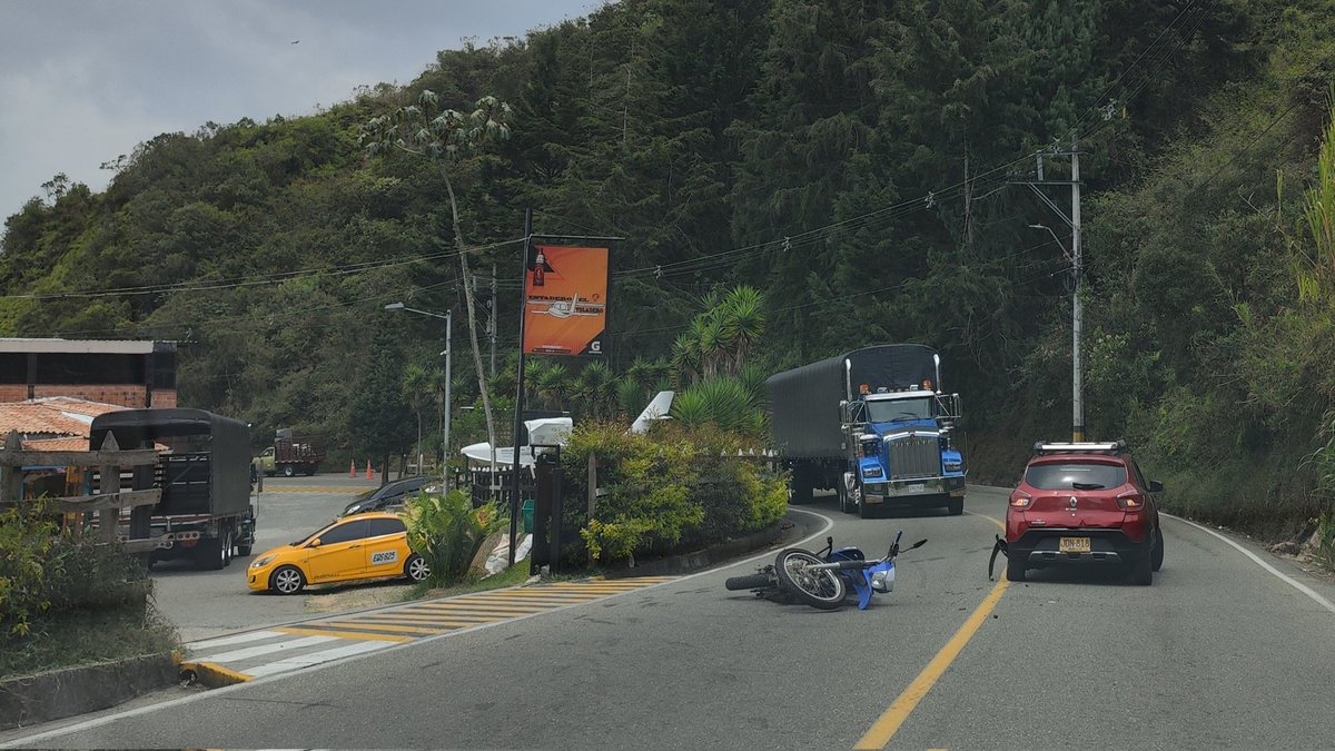 jalmoz's tweet photo. @Areametropol @AndresJRendonC Dos accidentes el mismo día en la carretera Medellín-San Félix, tocará hacer una vaca para poder señalizar una vía tan concurrida y olvidada por la @GobAntioquia pero parece que esa zona no es de interés para los amigos del Gobernador. https://t.co/yAKQ2ZEfWk