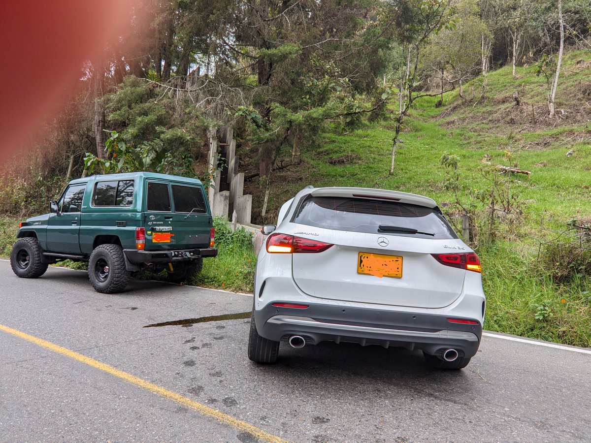 jalmoz's tweet photo. @Areametropol @AndresJRendonC Dos accidentes el mismo día en la carretera Medellín-San Félix, tocará hacer una vaca para poder señalizar una vía tan concurrida y olvidada por la @GobAntioquia pero parece que esa zona no es de interés para los amigos del Gobernador. https://t.co/yAKQ2ZEfWk