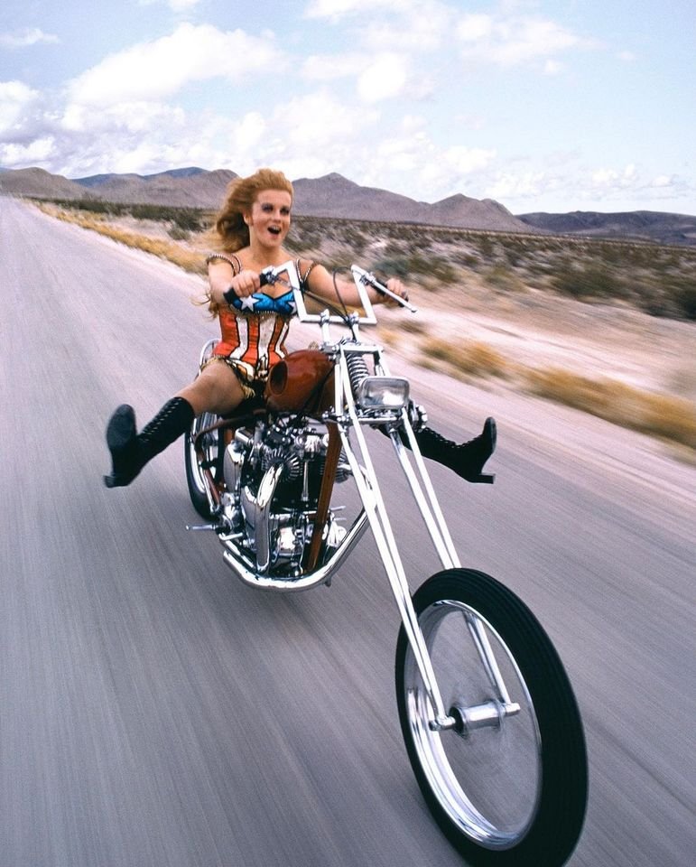 I see what Elvis saw
Ann-Margret riding a motorcycle near Las Vegas in 1971📷