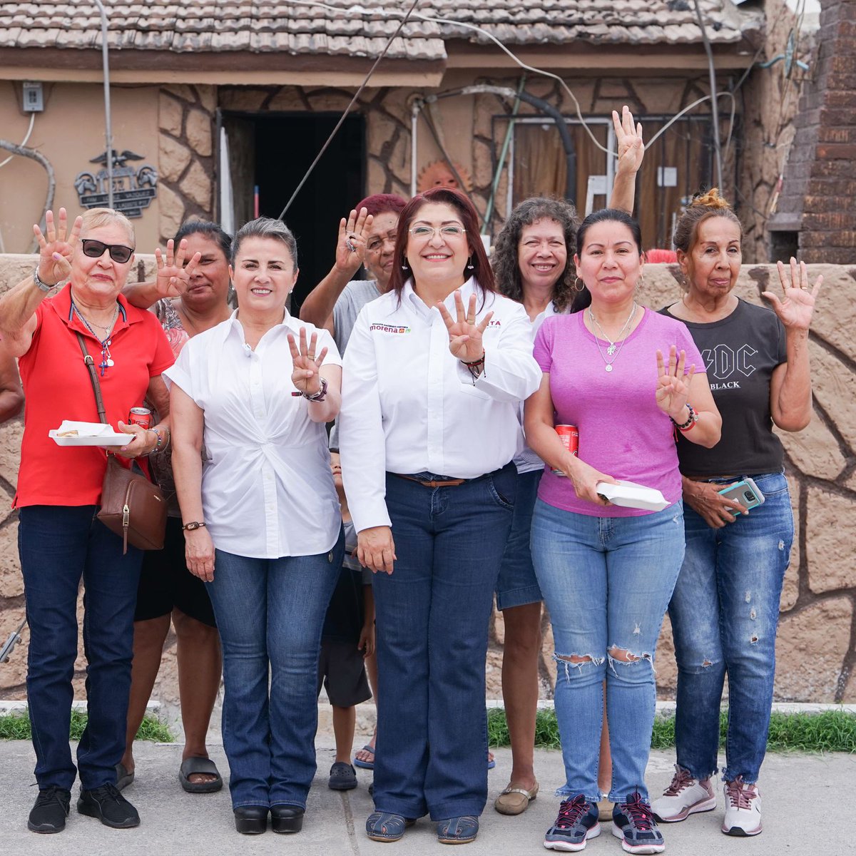 AnaLauraHuertaV's tweet photo. ¡Que buen tiempo pasamos con las vecinas de la Infonavit! La Profe Julia Elida Ortega de los Santos y yo disfrutamos mucho de escuchar a la gente de Nuevo Laredo ¡Porque el pueblo manda! #Morena #partidoverde #diputadalocal2 https://t.co/LRAoz9ecp2