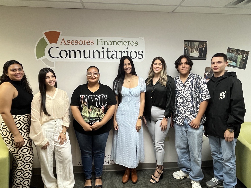 La semana pasada nos visitaron los estudiantes de AFU, quienes apoyan en las áreas de contabilidad, recursos humanos y administración en diversas OSFL en la isla., participando en el Cine foro enfocado en trabajar la diversidad generacional. 
#SomosAFC #FortaleciendolasOSFL
