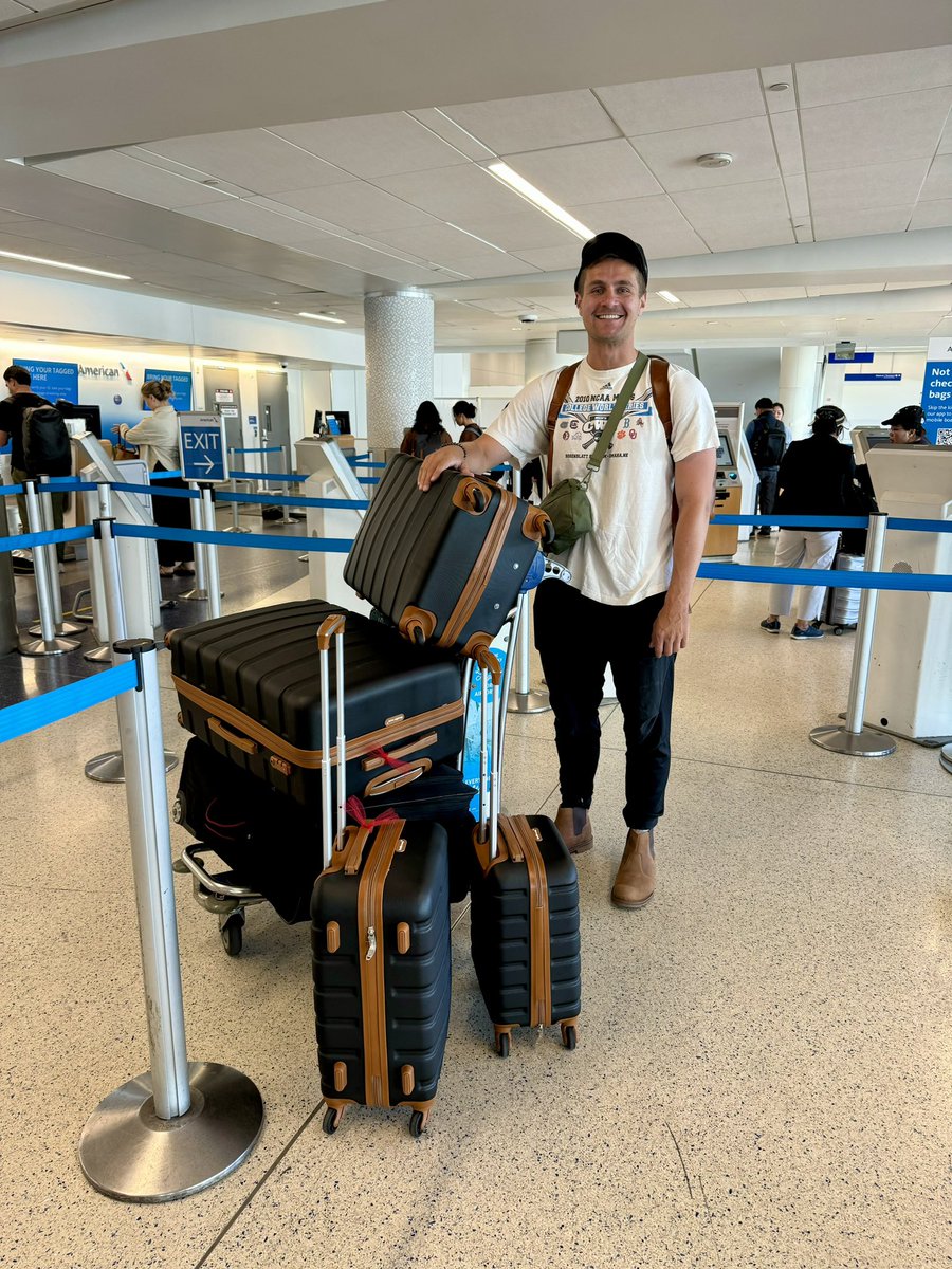 JackJohnSavage's tweet photo. Tearful goodbye with my mom at the airportโฆ
And with thatโฆ ๐ซก๐บ๐ธ
#EnglandBound #LondonBoy ๐ฌ๐ง https://t.co/GxWSEkPEYv