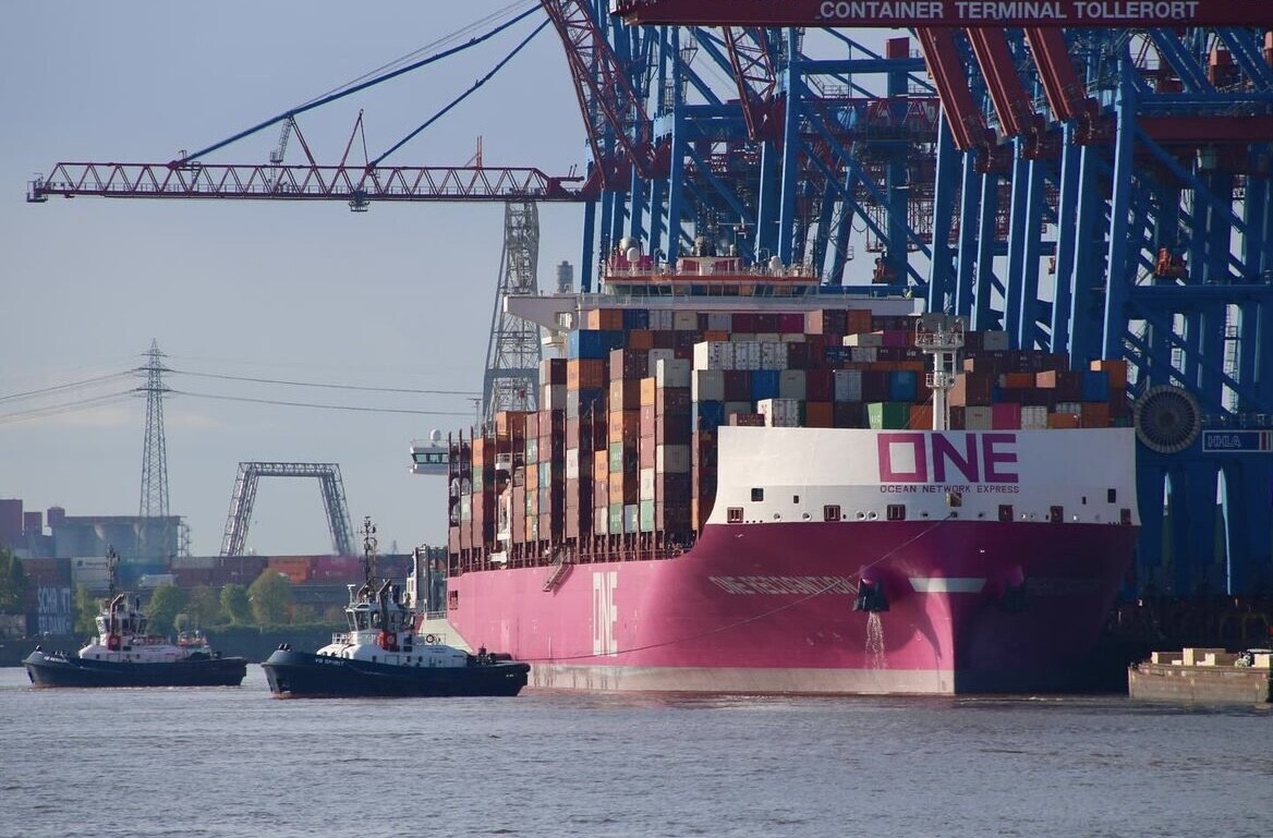 @misimiphotography spotted ONE Recognition, our newest vessel with an eco-friendly bow windshield to reduce carbon emissions! 🌊🍃 #GreenSailing #InnovationAtSea #FoundONE 📸🥇

#OceanNetworkExpress #ContainerShipping #AsONEWeCan #photography #ShipSpotting #ShipSpotter