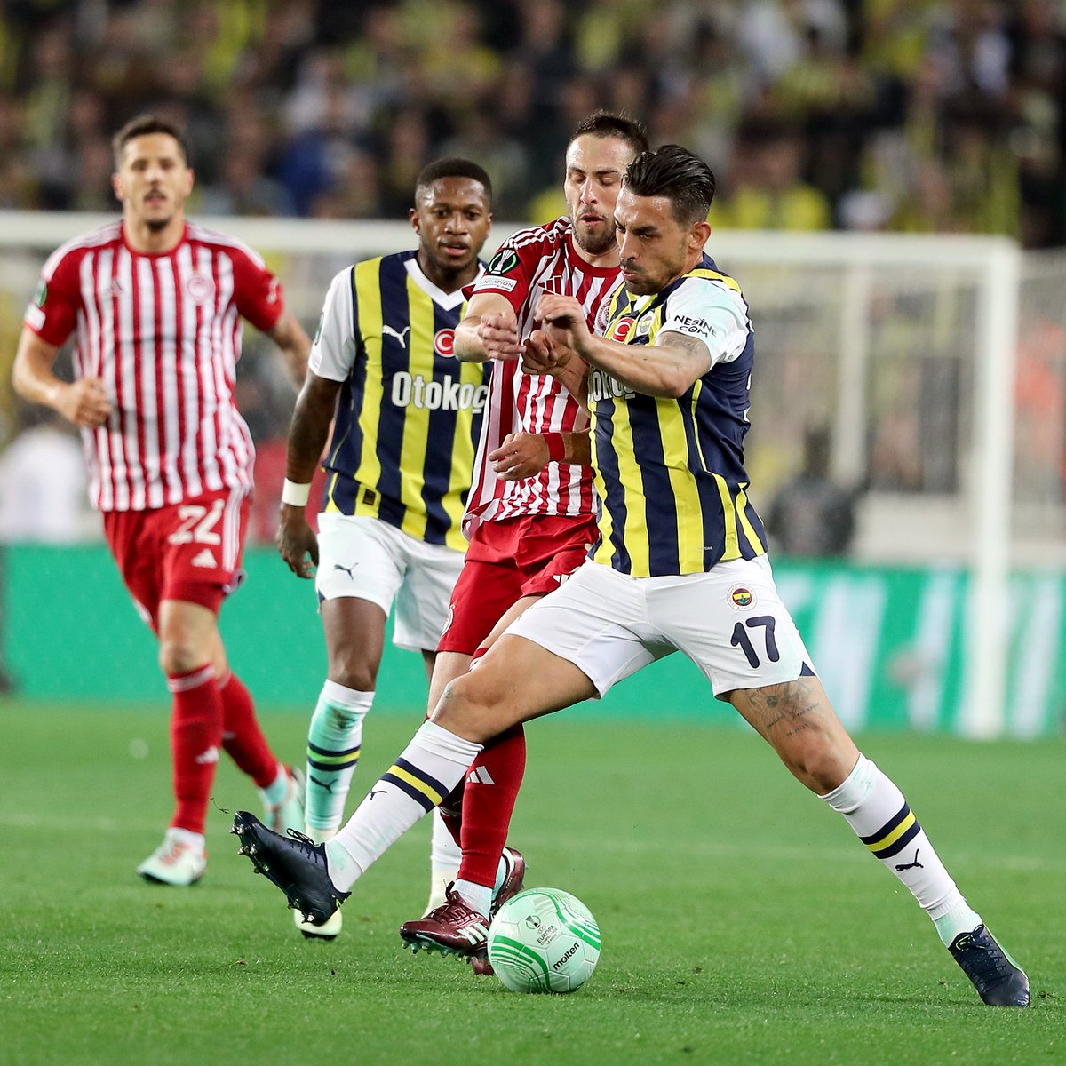 🗣️ İrfan Can Kahveci: 'İlk yarı çok iyi oynadık. En iyi maçlarımızdan biriydi. Erken golle 2-0, 3-0 yapabilirdik... Pozisyonlar bulduk; değerlendiremedik... Üzgünüz... Penaltılarda olmaması bizi çok yordu. Önümüze bakacağız...' #Fenerbahçe #FBvOLY