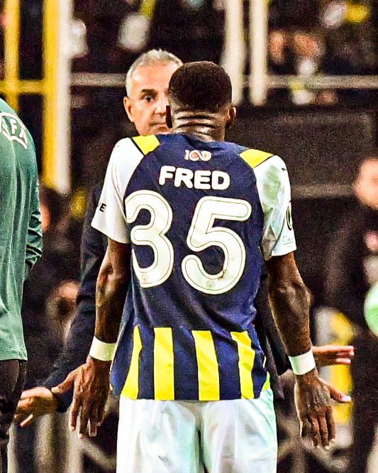 Yıllar sonra ilk defa Feneri destekledik rakibi Yunan diye onda da kanser olduk siz bu adama 30 küsür hafta nasıl tahammül ettiniz biz 120 dakika dayanamadık hayatımda gördüğüm en korkak en vizyonsuz teknik direktör amk şu kadronun başına şu adamı koymak bile bile ladestir