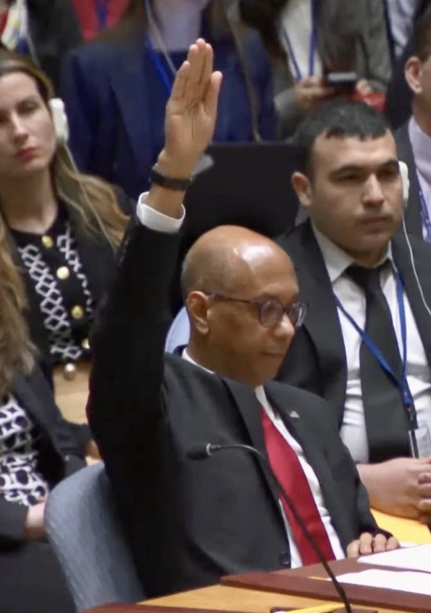 ABD, Filistin'in BM üyeliğine ilişkin Güvenlik Konseyi kararını veto etti ! 

12 lehte oy, Cezayir 🇩🇿, Mozambik 🇲🇿 Sierra Leone 🇸🇱, Guyana 🇬🇾 ,
Ekvador 🇪🇨, Rusya 🇷🇺 Çin 🇨🇳 
Fransa 🇫🇷, Güney kore 🇰🇷 , 
Slovenya 🇸🇮, Malta 🇲🇹, Japonya 🇯🇵 

2 çekimser oy : İngiltere 🇬🇧 İsviçre 🇨🇭 

1