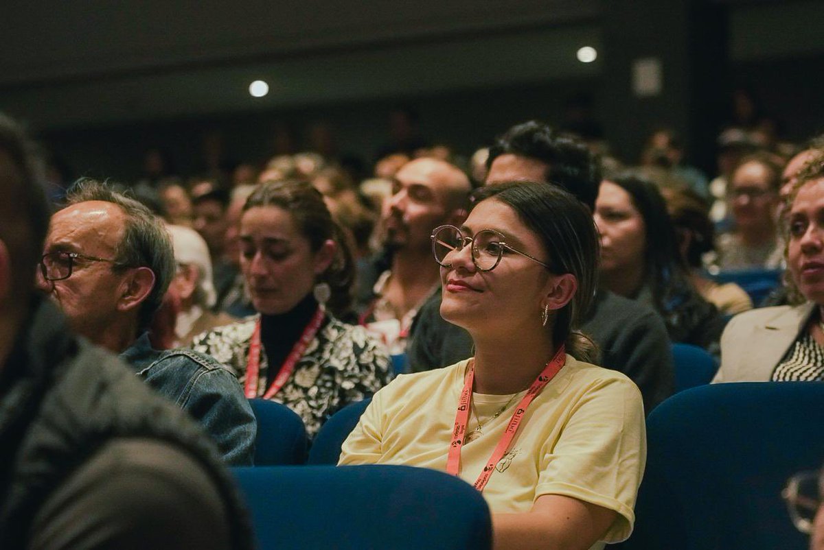 Alguien que te mire como nosotros miramos a <a href="/irenevalmore/">Irene Vallejo</a> 😍