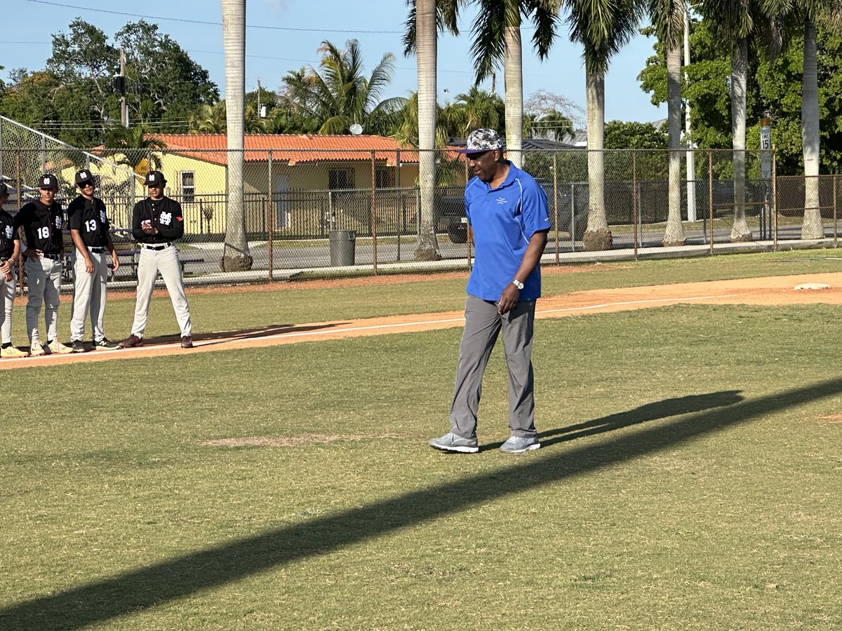 The Hawk in the house. Hall of Famer Andre Dawson throws the first pitch on the field named after him at his alma mater ⁦@SWMiamiEagles⁩. Eagles about to face Miami Springs for the GMAC championship.