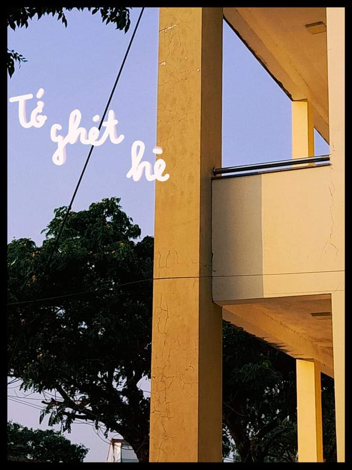 Tớ ghét hè

Vì hè chỉ toàn những ánh nắng chói chang như muốn cào xé da thịt con người, chỉ có những trưa nóng gắt làm con người ta ướt đẫm mồ hôi.

Không những thế, hè còn mang cậu đi

Đây có lẽ là hè cuối cùng tớ được thấy cậu. tớ sợ sau mùa hè này tớ