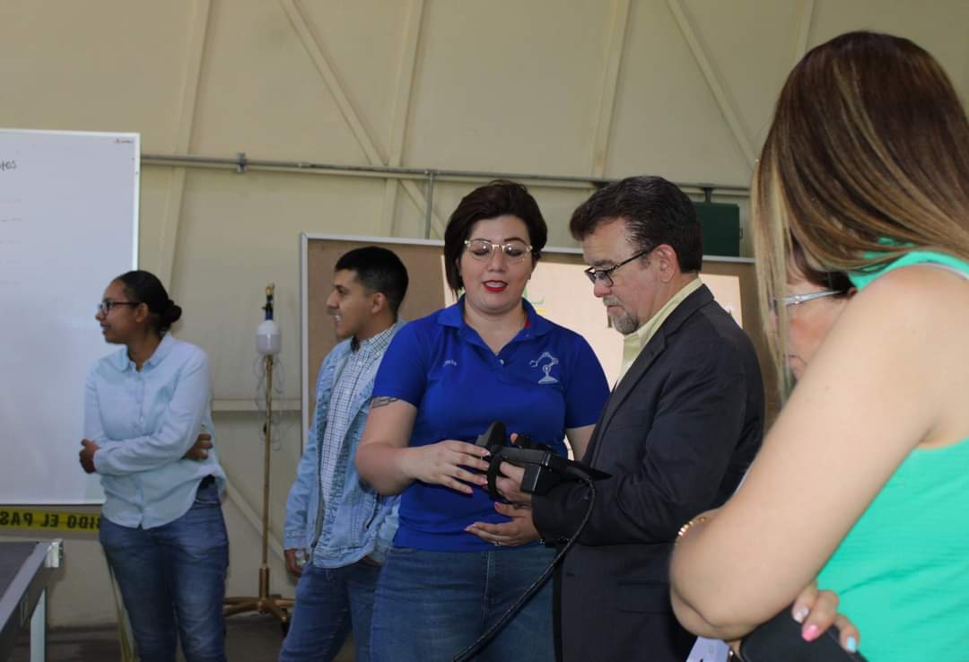 desierto_voces's tweet photo. ¡Innovación en acción en la UAL! 🚀 Este jueves, estudiantes de mecatrónica e ingeniería en sistemas automotrices presentaron sus proyectos finales ante las autoridades de nuestra universidad. ¡Impulsando el futuro con creatividad y tecnología! 💚 #Ingeniería #UAL #Innovación https://t.co/48sePQgeO5