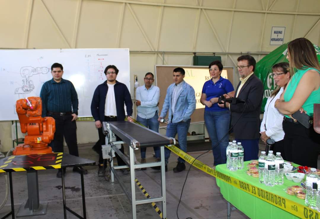 desierto_voces's tweet photo. ¡Innovación en acción en la UAL! 🚀 Este jueves, estudiantes de mecatrónica e ingeniería en sistemas automotrices presentaron sus proyectos finales ante las autoridades de nuestra universidad. ¡Impulsando el futuro con creatividad y tecnología! 💚 #Ingeniería #UAL #Innovación https://t.co/48sePQgeO5