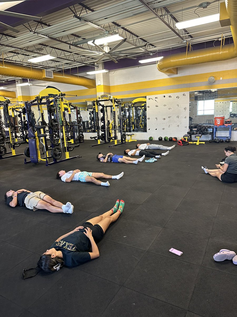 🧘🏻‍♀️ A quick yoga session for our track regional qualifiers before they got on the road! Good luck to all of them!!!