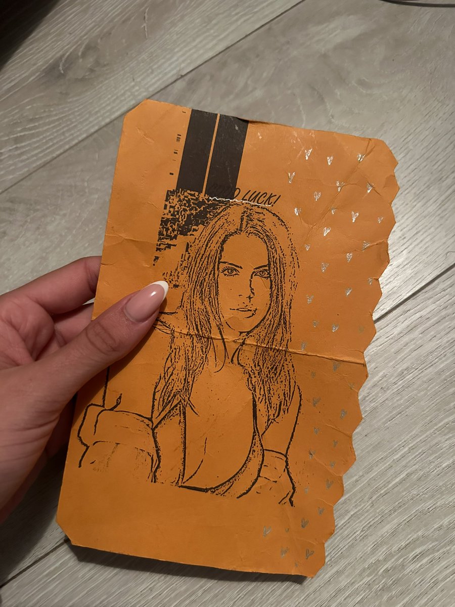 Anto_Fiordelisi's tweet photo. Volevo condividere con voi questo. A distanza di mesi è sempre stata con me. La ragazza dalla voce immensa mi aveva fatto un ritratto mentre dormivo prendendo una mia foto da Instagram e mi ha augurato fortuna per il gioco. In questa puntata l’abbiamo avuta. Grazie vi porterò sempre nel cuore 🏝️ #Srilanka #pechinoexpress #fiorde